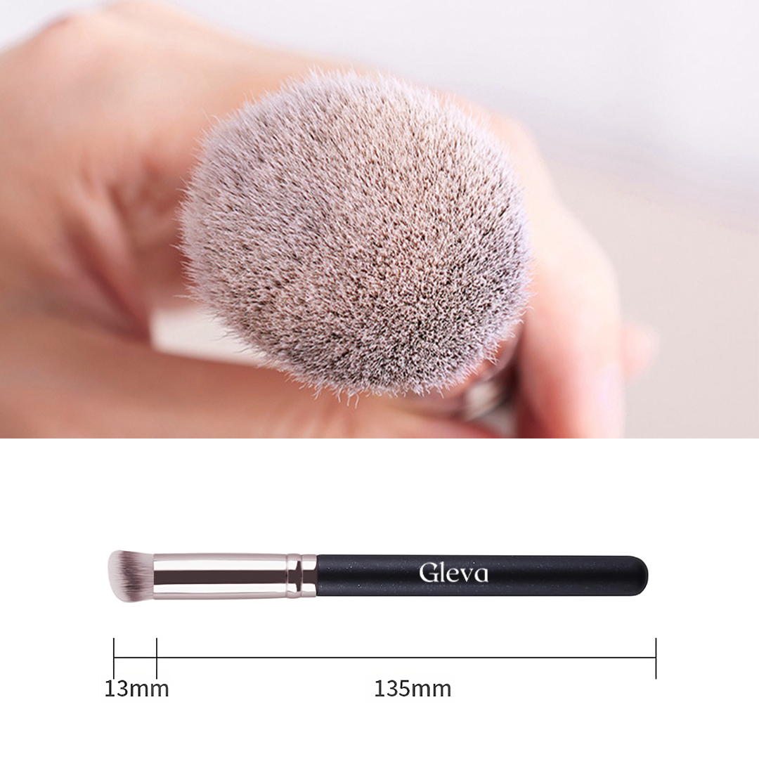 Small concealer brush